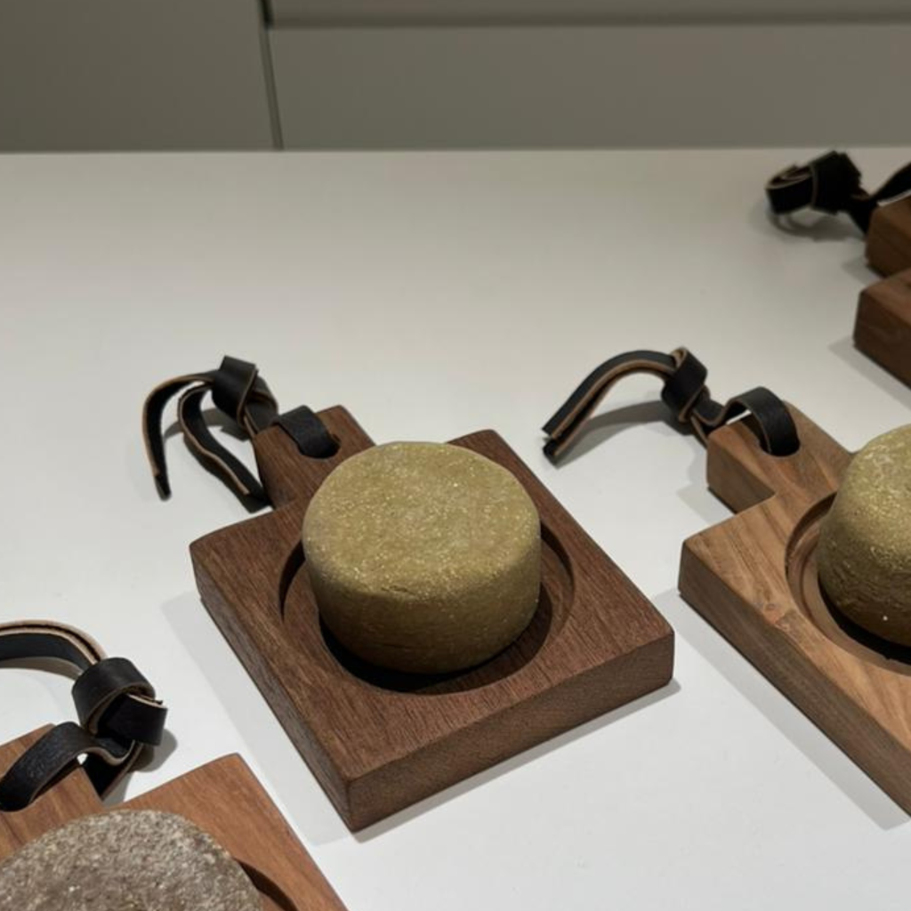 Logo Turismo Viajes Minimalista Simple Blanco y Negro